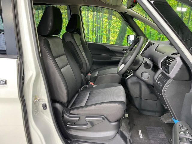 運転席シート廻りは使用感も少なく、良好な状態となっています。丁寧に使われていたことがよくわかりますね。