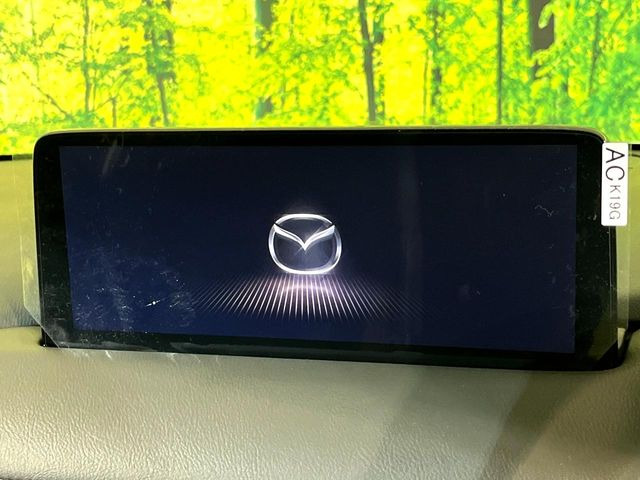 【12.3インチマツダコネクト】車内の雰囲気にマッチした大型ディスプレイ。スマホ接続でのナビ使用やBluetooth再生等、様々な機能が楽しめます。直感的なダイヤル操作が可能で、使い勝手も良好です。