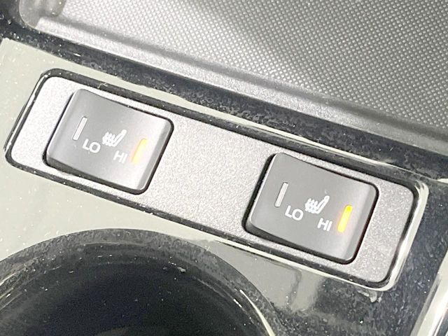 【シートヒーター】寒い日に重宝するシートヒーター!エアコンより早く温まってくれるので寒がりの人も安心ですね♪エアコンの温風は乾燥するから苦手、という方にもをおすすめです。