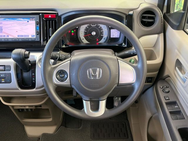 �C���e���A�ɍ��킹���f�U�C���̃X�e�A�����O�́A�^�]�������̂��Ƃ��l���A�^�]���₷���`��A�傫���ł��B�����x�A���ۂɐG���Ă��m���߂��������B