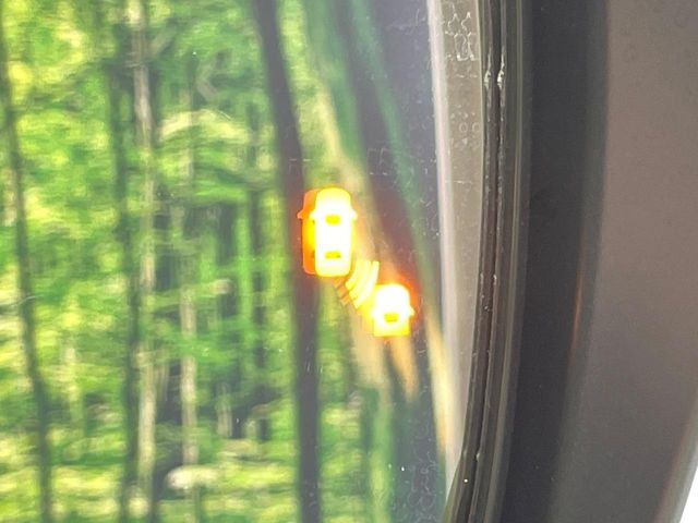 【後方車輛検知】走行中、ドアミラーの死角になりやすい箇所に後続車が接近するとサイドミラー付近に警告を表示、ドライバーに注意喚起をしてくれます。