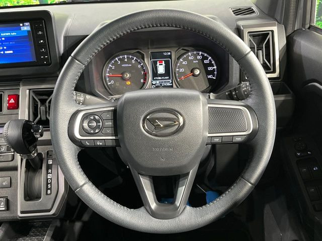 【純正革巻きステアリング】上質な革を使用することで、手にしっかり馴染みとても運転しやすいハンドルです♪