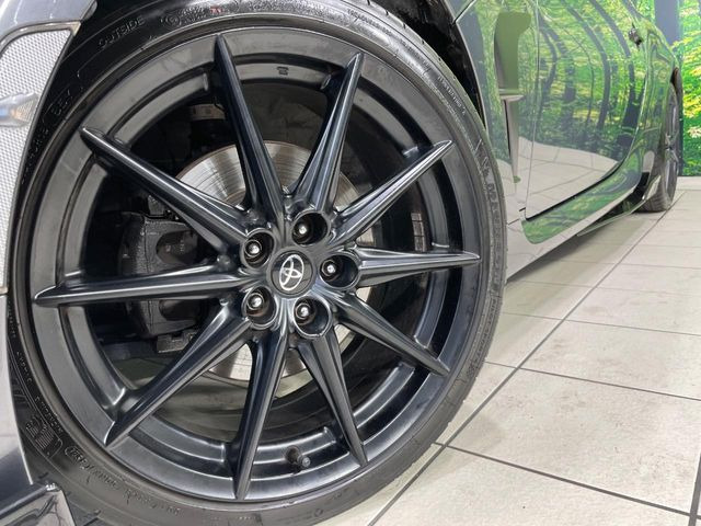 �y����18�C���`�A���~�z�C�[���z�O�ςɃ}�b�`���������A���~�z�C�[���𑕒����Ă���܂��B�e��ЊO�A���~�z�C�[����A�X�^�b�h���X�^�C�����戵�����Ă���܂��B���񂲑��k����������