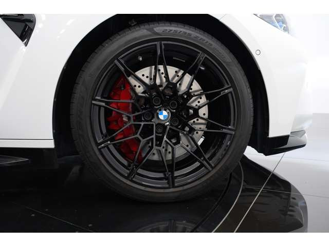 M��p19/20�C���`�z�C�[��(�O��كT�C�Y)�B�t�����g275/35R19�A����285/30R20�̃��C�h�^�C�����A�O���b�v�Ƒ����̔��͂𐶂ݏo���܂��B