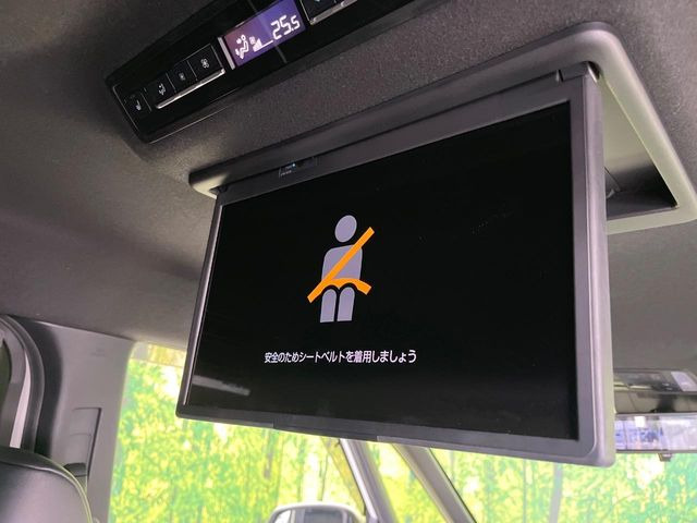 【14型有機ELフリップダウン】三列目からでも迫力のエンタメが観れる大画面フリップダウン。有機ELのモニターでは、一般的なフリップダウンよりも高コントラストでキレイな映像を楽しめます。