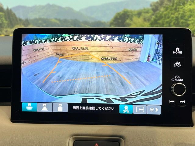 【バックカメラ】駐車時に後方がリアルタイム映像で確認できます。大型商業施設や立体駐車場での駐車時や、夜間のバック時に大活躍!運転スキルに関わらず、今や必須となった装備のひとつです!