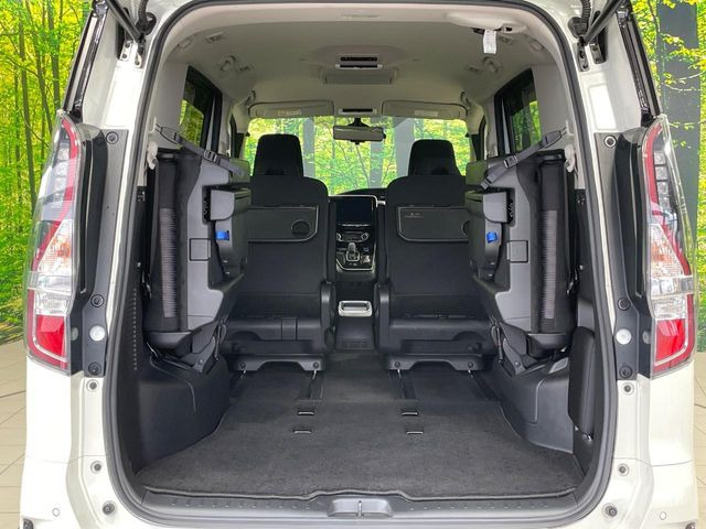 普段のお買い物や通勤、送迎等に十分な荷室スペースを確保しております。セカンドシートを倒すと、大きな荷物の積載も可能です♪