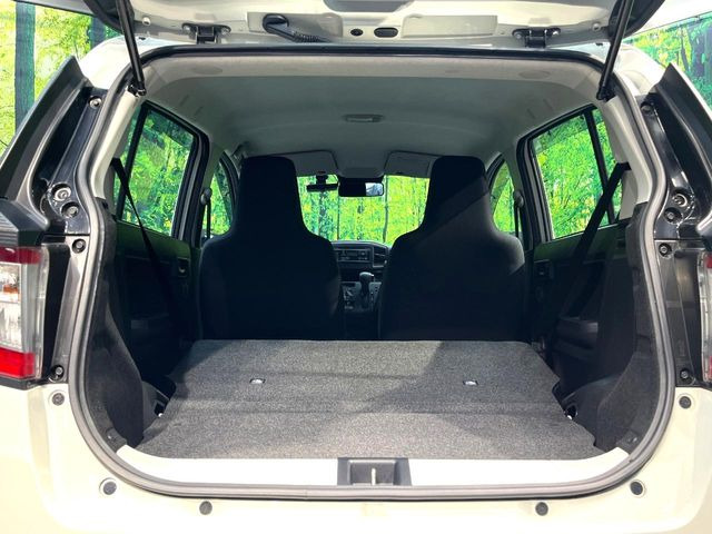 後席を格納すると、これだけの広さが!シーンに合わせたシートアレンジで、大きな荷物も積むことが出来ます♪