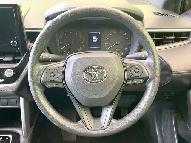 �C���e���A�ɍ��킹���f�U�C���̃X�e�A�����O�́A�^�]�������̂��Ƃ��l���A�^�]���₷���`��A�傫���ł��B�����x�A���ۂɐG���Ă��m���߂��������B