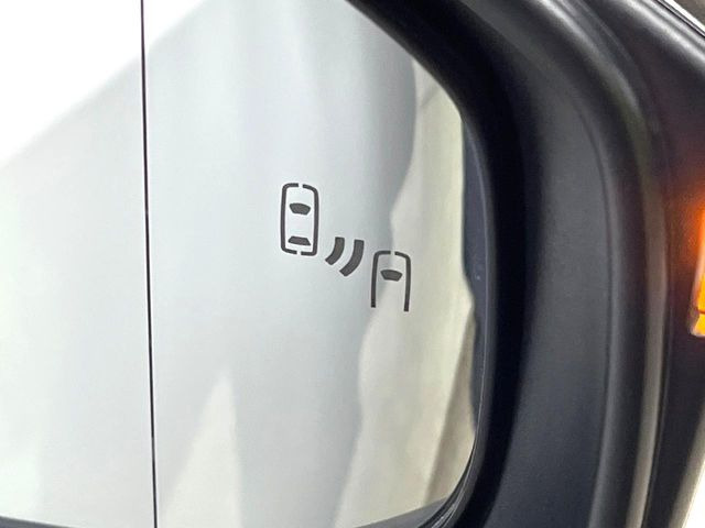 【ブラインドスポットモニター】走行中、ドアミラーの死角になりやすい箇所に後続車が接近するとサイドミラーのレンズに警告を表示!ドライバーに注意喚起をしてくれます。