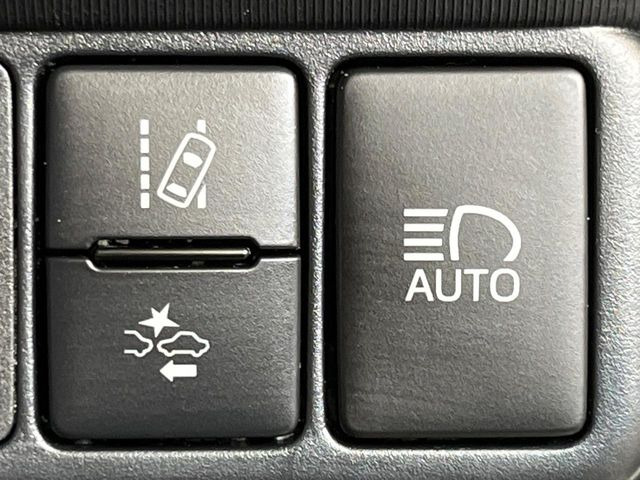 【プリクラッシュセーフティ】前方の車両等を検知し、衝突しそうな時は警報で注意を促し、ブレーキを踏む力をサポート。ブレーキを踏めなかった場合は衝突被害軽減ブレーキが作動、衝突回避をサポートします。