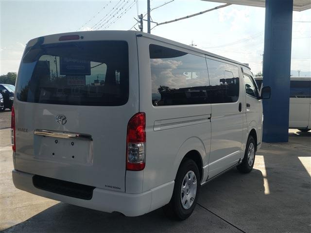 �ԗ��̉E���A�΂ߌ������̊O�ώʐ^�ł��B�E���A�N�H�[�^�[�p�l����X���C�h�h�A���ӂ̓h����ԁA�e�[�������v����̊O���R���f�B�V�������摜�ɂĂ��m�F���������B