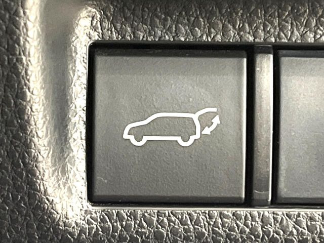 【パワーバックドア】スマートキーや運転席のボタンを押すだけでリアゲートが自動で開閉します!荷物を持っている時や、高い位置にあるバックドアを閉める際に便利な機能です♪