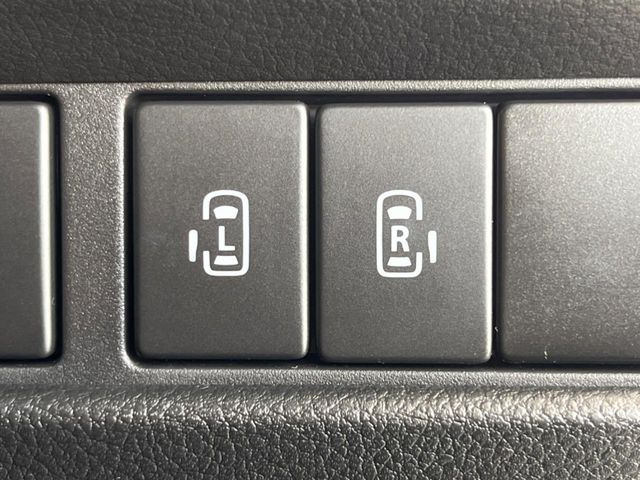 【両側パワースライドドア】スマートキーや運転席のスイッチで後席両側スライドドアの開閉が可能♪電動だから力を入れてドアを開ける必要が無く、小さなお子様でも簡単に開け閉めでき快適です♪