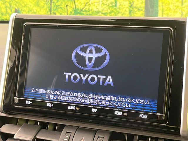 【純正9型ナビ】人気の純正ナビを装備。オーディオ機能も充実しており、Bluetooth接続すればお持ちのスマホやMP3プレイヤーの音楽を再生可能!毎日の運転がさらに楽しくなります!!