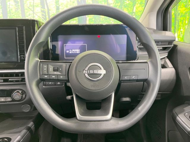 �C���e���A�ɍ��킹���f�U�C���̃X�e�A�����O�́A�^�]�������̂��Ƃ��l���A�^�]���₷���`��A�傫���ł��B�����x�A���ۂɐG���Ă��m���߂��������B