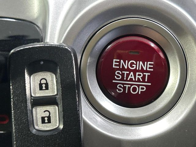 �yHonda�X�}�[�g�L�[�z�J�o����|�P�b�g�ɓ��ꂽ�܂܂ł��h�A�̎{���E�������\�ȃX�}�[�g�L�[�𑕔��B�G���W���̃I���E�I�t�����J�M�����o���K�v����������Ƃ��Ă��֗��ł���