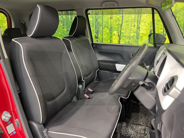 運転席まわりには十分なスペースがあり、大柄な方でもゆったり運転していただける環境です。