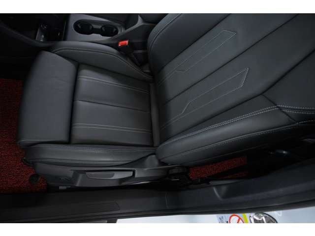 �q���\�����͌����l��576km�B�������狞�s�܂Ŗ��[�d�ő��s�ł���قǂ̑傫�ȃo�b�e���[�𓋍ڂ��Ă��܂��B