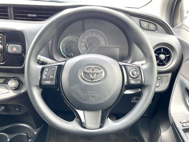 �C���e���A�ɍ��킹���f�U�C���̃X�e�A�����O�́A�^�]�������̂��Ƃ��l���A�^�]���₷���`��A�傫���ł��B�����x�A���ۂɐG���Ă��m���߂��������B
