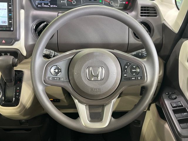 �C���e���A�ɍ��킹���f�U�C���̃X�e�A�����O�́A�^�]�������̂��Ƃ��l���A�^�]���₷���`��A�傫���ł��B�����x�A���ۂɐG���Ă��m���߂��������B