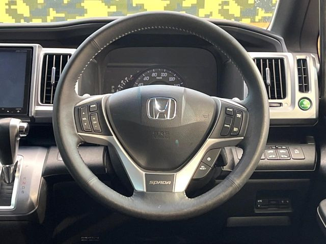 �C���e���A�ɍ��킹���f�U�C���̃X�e�A�����O�́A�^�]�������̂��Ƃ��l���A�^�]���₷���`��A�傫���ł��B�����x�A���ۂɐG���Ă��m���߂��������B