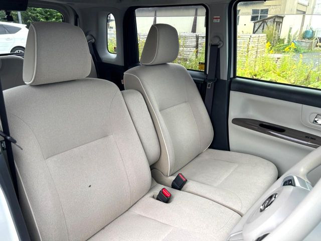 運転席シート廻りは使用感も少なく、良好な状態となっています。丁寧に使われていたことがよくわかりますね。