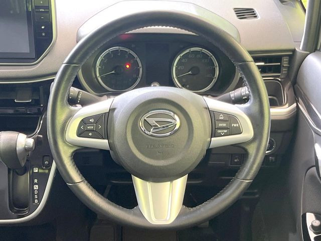 �C���e���A�ɍ��킹���f�U�C���̃X�e�A�����O�́A�^�]�������̂��Ƃ��l���A�^�]���₷���`��A�傫���ł��B�����x�A���ۂɐG���Ă��m���߂��������B