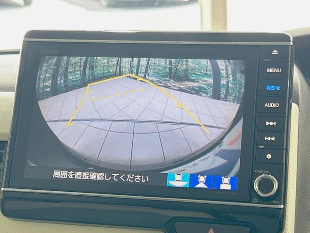 【バックカメラ】駐車時に後方がリアルタイム映像で確認できます。大型商業施設や立体駐車場での駐車時や、夜間のバック時に大活躍!運転スキルに関わらず、今や必須となった装備のひとつです!