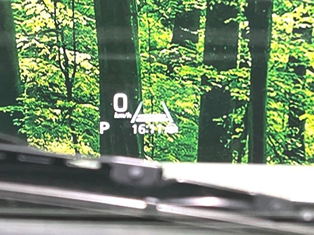 【ヘッドアップディスプレイ】現在の速度や走行情報をデジタル表示で運転席前方のガラスに投影!運転中、目線をずらさず必要な情報を確認できるのでとっても便利で安心!