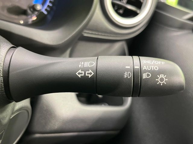 【オートライト】周りの明るさに応じて自動でヘッドライトの点灯・消灯ができる機能です!ライトの付け忘れ・消し忘れなどが無くなり、雨の日や夕方の走行も安心!トンネル通過時も便利ですね♪