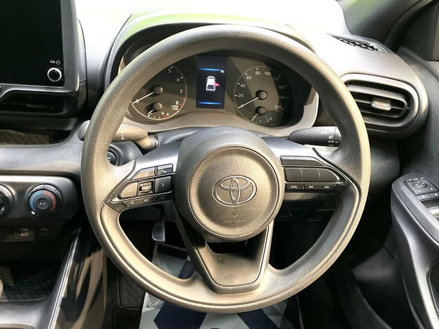 �C���e���A�ɍ��킹���f�U�C���̃X�e�A�����O�́A�^�]�������̂��Ƃ��l���A�^�]���₷���`��A�傫���ł��B�����x�A���ۂɐG���Ă��m���߂��������B