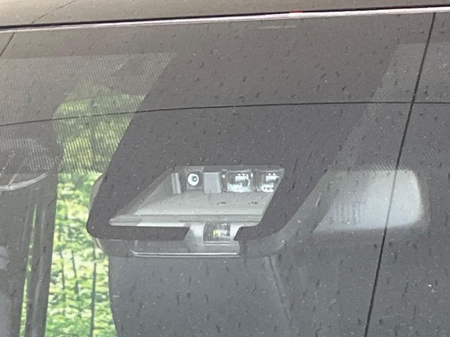 【トヨタセーフティセンス】走行中に前方の車両等を認識し、衝突しそうな時は警報とブレーキで衝突回避と被害軽減をアシスト。より安全にドライブをお楽しみいただけます。
