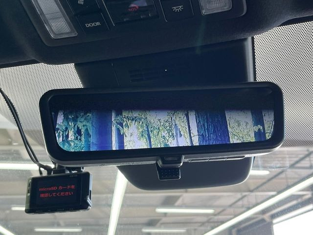 【デジタルインナーミラー】後席の大きな荷物や同乗者で後方が確認しづらい時でも安心!カメラが撮影した車両後方の映像をルームミラー内に表示。クリアな視界で状況の確認が可能です!