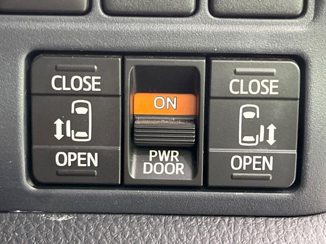 【両側パワースライドドア】スマートキーや運転席のスイッチで後席両側スライドドアの開閉が可能♪電動だから力を入れてドアを開ける必要が無く、小さなお子様でも簡単に開け閉めでき快適です♪
