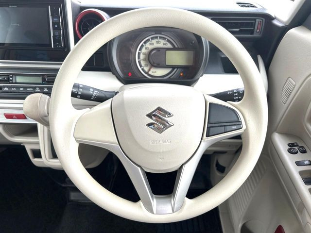 インテリアに合わせたデザインのステアリングは、運転される方のことも考え、運転しやすい形状、大きさです。是非一度、実際に触ってお確かめください。