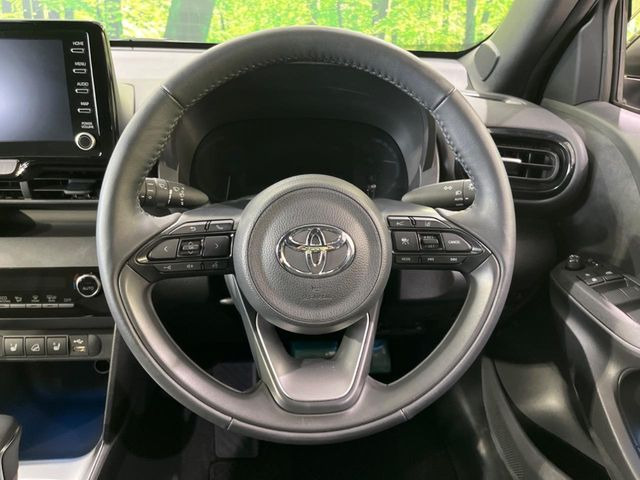 �C���e���A�ɍ��킹���f�U�C���̃X�e�A�����O�́A�^�]�������̂��Ƃ��l���A�^�]���₷���`��A�傫���ł��B�����x�A���ۂɐG���Ă��m���߂��������B