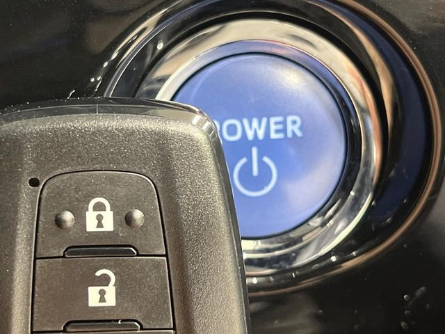 【スマートキー】カバンやポケットに入れたままでもドアの施錠・解錠が可能なスマートキーを装備。エンジンのオン・オフ時もカギを取り出す必要が無いからとっても便利です♪