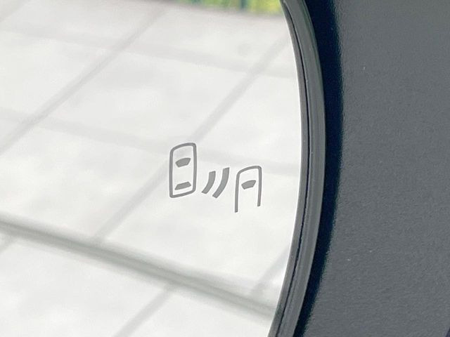 【ブラインドスポットモニター】走行中、ドアミラーの死角になりやすい箇所に後続車が接近するとサイドミラーのレンズに警告を表示!ドライバーに注意喚起をしてくれます。