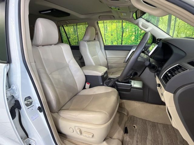 運転席まわりには十分なスペースがあり、大柄な方でもゆったり運転していただける環境です。
