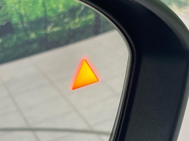 【後方車輛検知】走行中、ドアミラーの死角になりやすい箇所に後続車が接近するとサイドミラー付近に警告を表示、ドライバーに注意喚起をしてくれます。