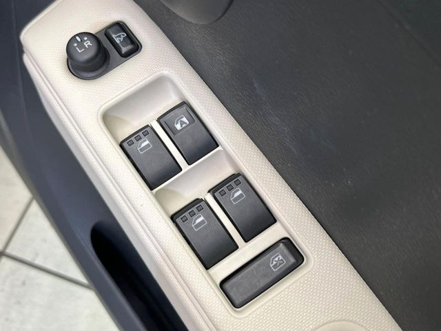 【電動格納ミラー】サイドミラーは電動格納式となっており、狭い駐車場でもキズがつくリスクを抑えられます。