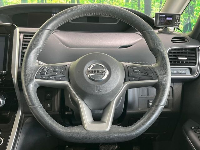 インテリアに合わせたデザインのステアリングは、運転される方のことも考え、運転しやすい形状、大きさです。是非一度、実際に触ってお確かめください。