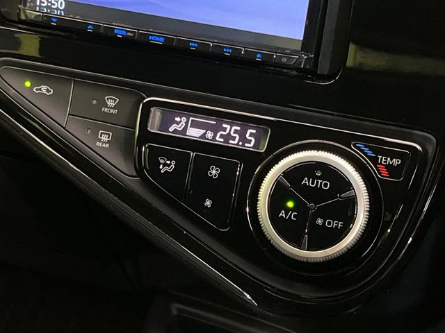 【オートエアコン】一度お好みの温度に設定すれば、車内の温度を検知し風量や温度を自動で調整。暑い&hellip;寒い&hellip;と何度もスイッチ操作をする必要はありません。快適な車内空間には必須の機能ですね♪