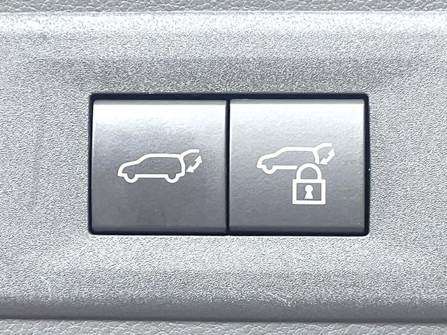 【パワーバックドア】スマートキーや運転席のボタンを押すだけでリアゲートが自動で開閉します!荷物を持っている時や、高い位置にあるバックドアを閉める際に便利な機能です♪