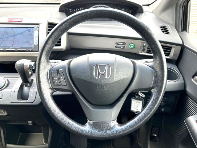 �C���e���A�ɍ��킹���f�U�C���̃X�e�A�����O�́A�^�]�������̂��Ƃ��l���A�^�]���₷���`��A�傫���ł��B�����x�A���ۂɐG���Ă��m���߂��������B