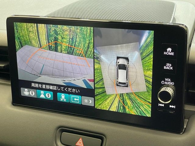 【マルチビューカメラシステム】専用のカメラにより、上から見下ろしたような視点で360度クルマの周囲を確認することができます☆死角部分も確認しやすく、狭い場所での切り返しや駐車もスムーズに行えます。