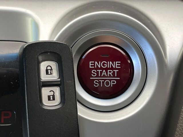�yHonda�X�}�[�g�L�[�z�J�o����|�P�b�g�ɓ��ꂽ�܂܂ł��h�A�̎{���E�������\�ȃX�}�[�g�L�[�𑕔��B�G���W���̃I���E�I�t�����J�M�����o���K�v����������Ƃ��Ă��֗��ł���