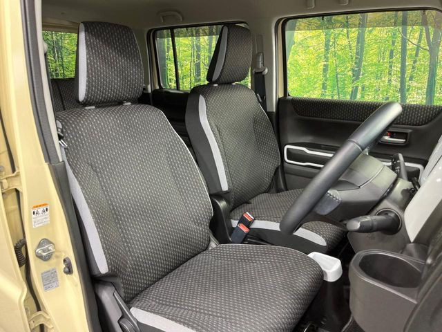 運転席シート廻りは使用感も少なく、良好な状態となっています。丁寧に使われていたことがよくわかりますね。
