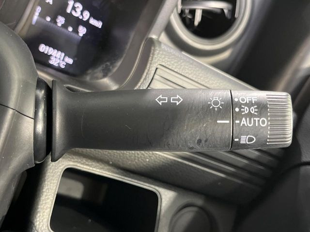 【オートライト】周りの明るさに応じて自動でヘッドライトの点灯・消灯ができる機能です!ライトの付け忘れ・消し忘れなどが無くなり、雨の日や夕方の走行も安心!トンネル通過時も便利ですね♪